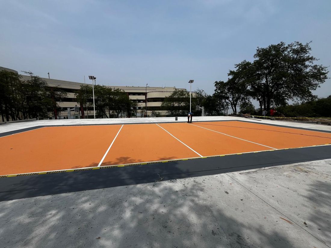 Cancha múltiple azul y naranja terminada